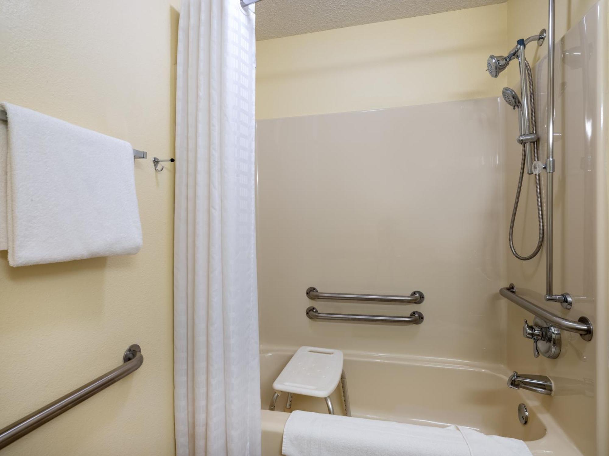Country Inn Ту Харбърс Екстериор снимка